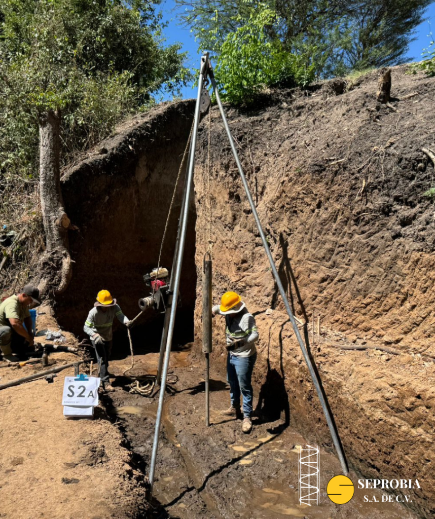 chequeo de fondo con equipo de penetración estandar para la cimentación de puente. Estudio de Suelos El Salvador